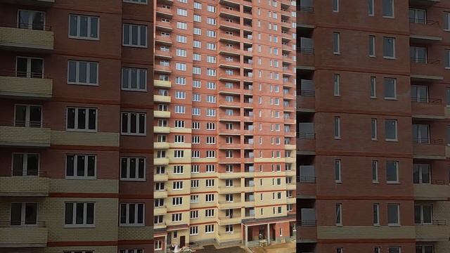 дома строят, окно напротив окна, можно с соседями не выходя из дома здороваться. смотреть онлайн