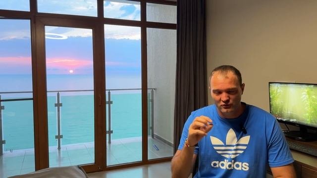 МУЖЧИНА В 40 ЛЕТ ЖИВЕТ С МАМОЙ