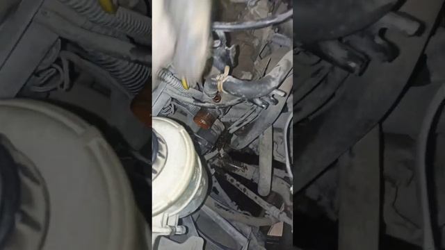 Лада Ларгус , меняю термостат и стравливаю воздух из системы охлаждения ДВС смотреть онлайн