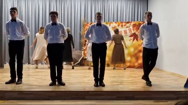 танец мамы и сыновья ТОП! смотреть онлайн