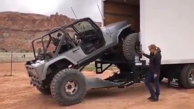 The jeep Is Going to truck//☺☺//Jeep is very powerful смотреть онлайн