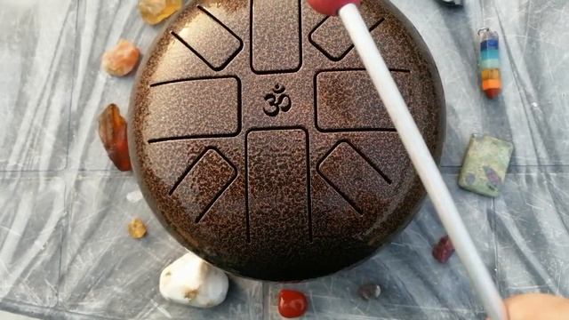 Глюкофон и камни на тапованской крыше (Ришикеш, Индия)
