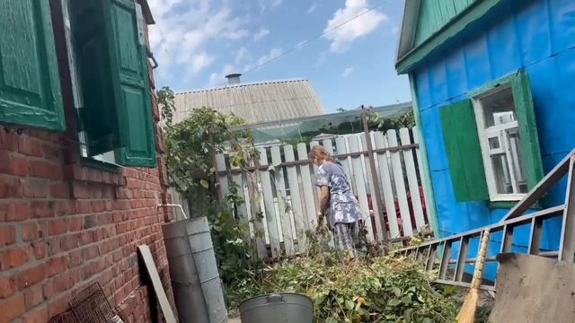 Купила дом кубанец. Клеим колесо тачки. Наша Яна трудится. Заготовки. Олег уехал.. Море. Океан.