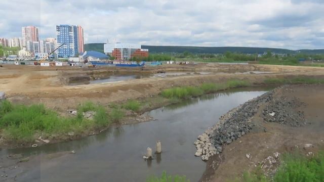 Строительство сибирского кластера на Искитимке. В котловане поселились чайки.