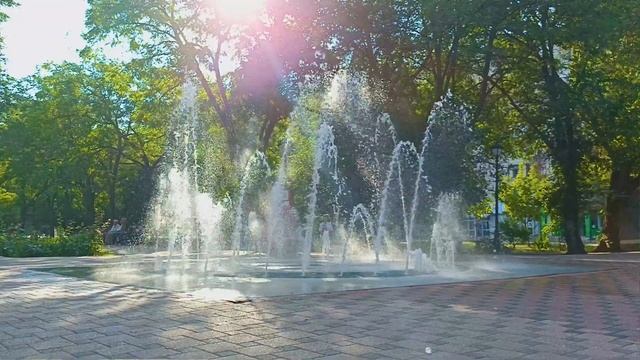 Дети играют в фонтане в Парке Аттракционов, Спартановка, Волгоград 10 августа 2024 года смотреть онлайн