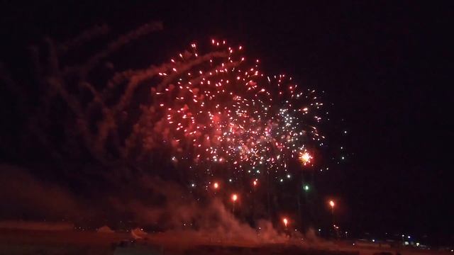 первые прогулки в городе LETHBRIDGE CANADA авто парад и красивый фейерверк смотреть онлайн