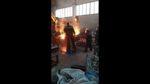 Заливка ступицы из двух ковшей через два стояка.