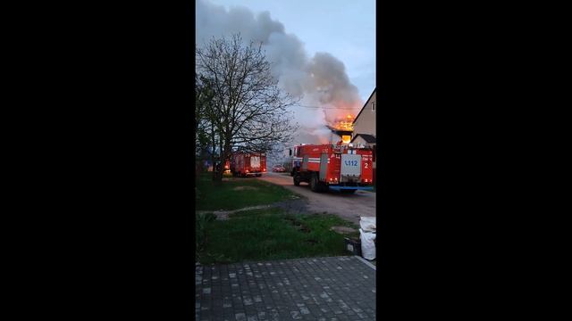 На пожаре в жилом доме в Барановичах спасли женщину и ее внука смотреть онлайн