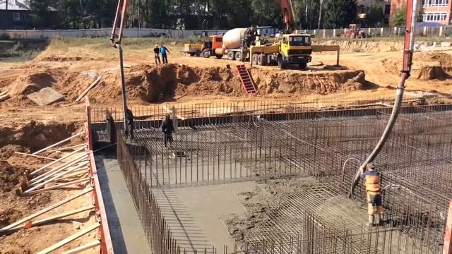 Заливка фундаментной плиты во 2 корпусе новостройки Обнинска