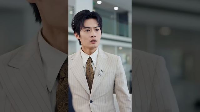 一口氣看完！【裴總夫人偷偷為你生了兩個娃】一夜情後灰姑娘意外懷孕，她被迫帶球跑路，6年後成為頂級設計師帶龍鳳雙娃回國意外撞見總裁，雙寶將他認成爸爸，總裁見到日夜思念的她，把她逮回家寵上天！#芙芙追剧