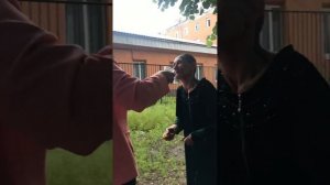 Бабушка с болезнью Альцгеймера собираемся на телевидение