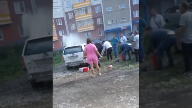 В Красноярске спасли детей из горящей машины смотреть онлайн