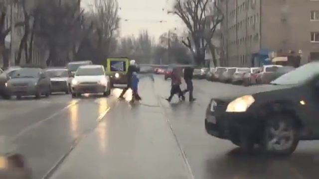 Выломали и унесли знак пешеходного перехода Ноябрь 2016 Ростов на Дону смотреть онлайн