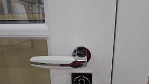 Лучшая входная дверь с терморазрывом со стеклом для загородного дома в своем классе. Заказать в МСК