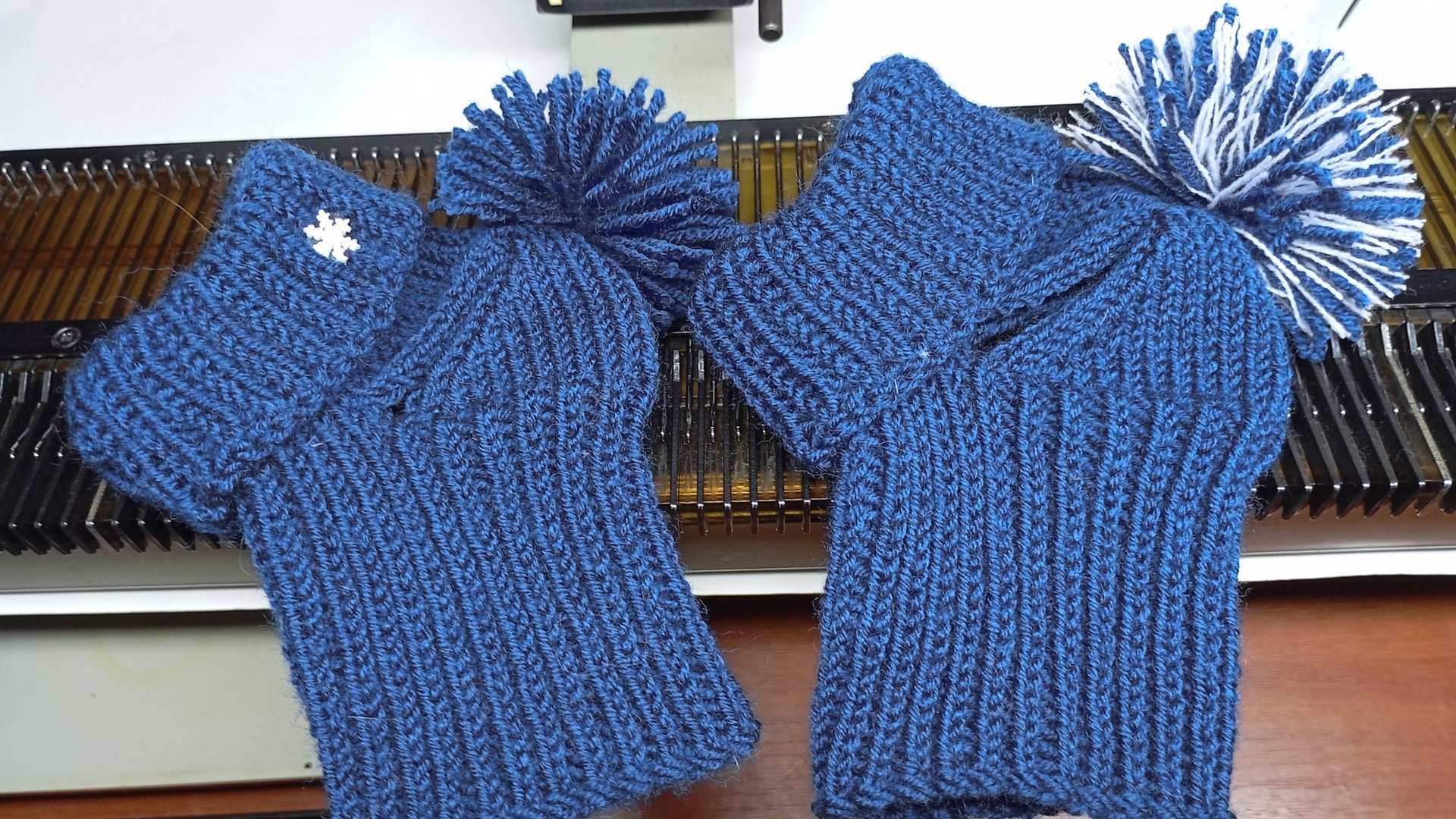 Вязаная шапочка для маленькой собачки или кошечки. смотреть онлайн