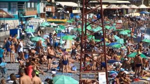 Народ в Крыму рассасываться и не думает. Алушта, вторая половина сентября, 2015.