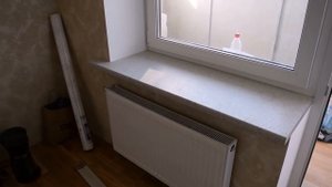 Замена белого подоконника пвх на подоконник из столешницы.