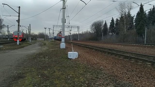Электровоз ВЛ10-1515 с прибывающим грузовым поездом. смотреть онлайн