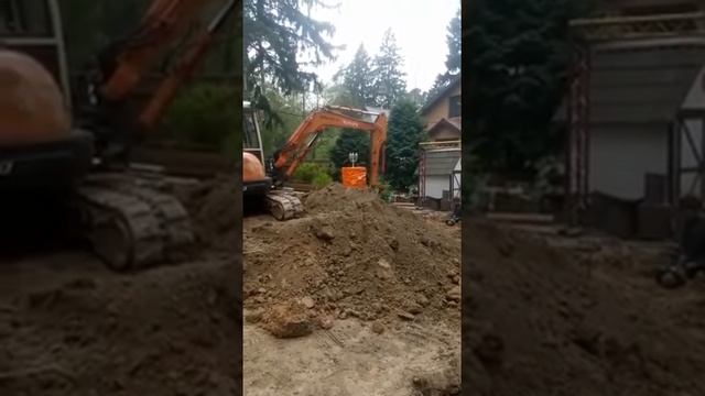 Вывоз грунта с участка, погрузка гусеничным мини-экскаватором KUBOTA смотреть онлайн
