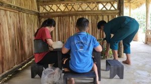 Single Mother: Surprise gift from kind man to single mother when returning to the bamboo house.