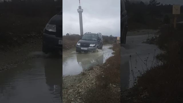 Телебашня спряталась в облаках. Новороссийск. На вершине горного хребта Маркотх.