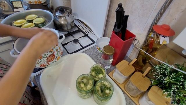 заготовки из овощей на зиму: борщ, салаты из кабачков, томатные соусы смотреть онлайн