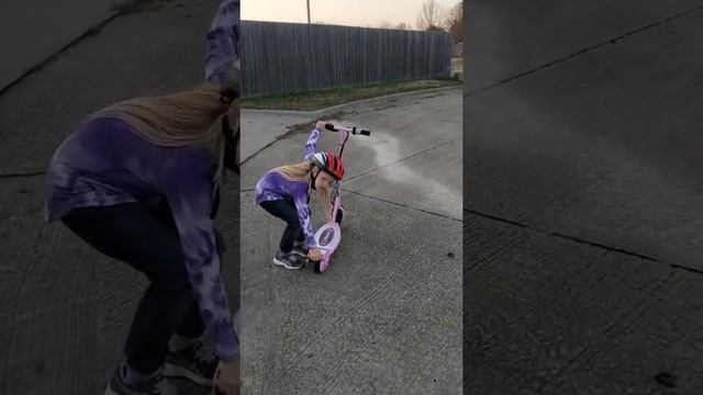 Mac Rides the Electric Razor Scooter смотреть онлайн