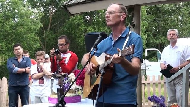 Георгій Станкевіч выканаў у Бычках песню пра вайну