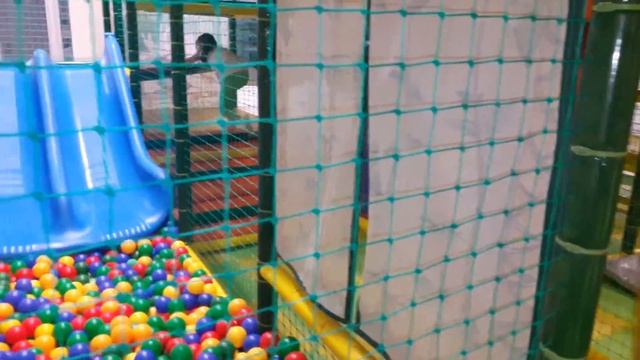 Веселимся в развлекательном центре САФАРИ смотреть онлайн