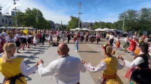 Фестиваль народного болгарского танца «Хоро» на главной площади города Бургас