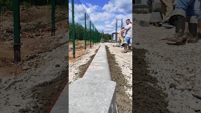 Процесс установки дорожного бордюра в ускоренном режиме, результат в конце #благоустройство #мощени