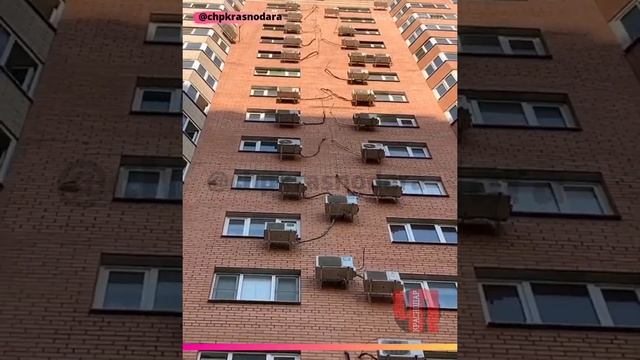 Краснодар На восточно-кругликовской 18/1 обрушилась облицовка дома.