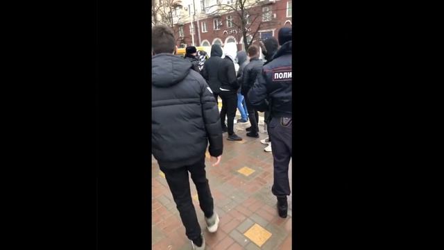 Полиция угрожает задержанием молодым парням, без объяснения причины смотреть онлайн