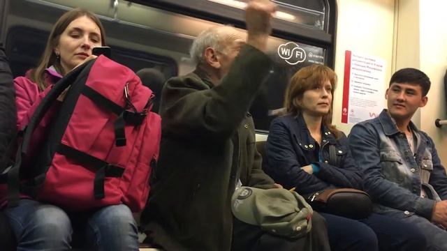 Дед красиво и душевно поёт в метро смотреть онлайн