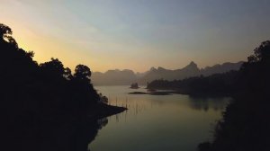 Пейзаж большого озера во время захода солнца с воздуха