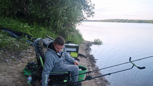 Припять удивляет: ведро рыбы и неожиданные бонусы. Фидерная рыбалка на реке! смотреть онлайн