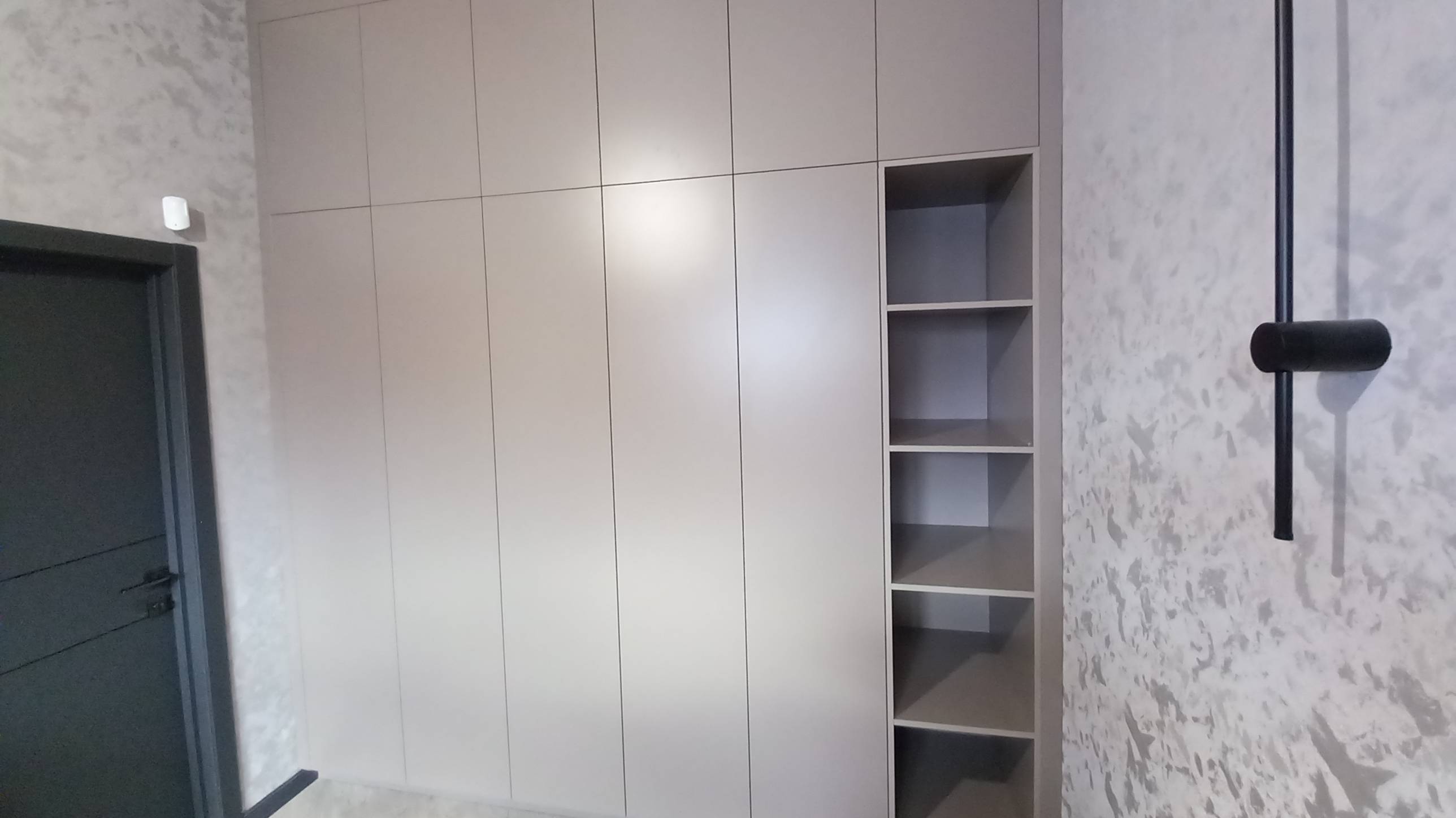 ШКАФ В СПАЛЬНЮ ВЫСОТОЙ 3 МЕТРА: СТИЛЬ И ФУНКЦИОНАЛЬНОСТЬ В ЦВЕТЕ ТРЮФЕЛЬ