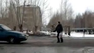 пьяная женщина регулирует движение