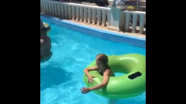 Vlog Едем в аквапарк 🏖🎢 смотреть онлайн