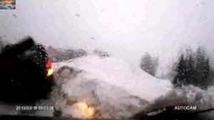 Человек вылетел из авто и попал под колеса.