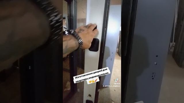Входные двери для квартиры с зеркалом, с наружным фрезерованным щитом, изготовление под ваш проем