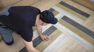 Ламинат на стену или плитка ПВХ.  Клею напольное покрытие на стену.  Артвинил на стене.