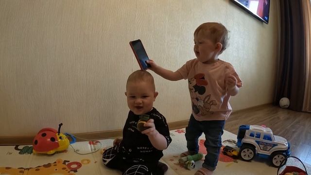 Дети Позвонили и Заказали Горку в Квартиру играют в игрушки. Slide in the Apartment смотреть онлайн