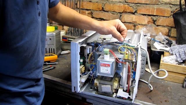 Ремонт СВЧ. Замена трансформатора питания электроники смотреть онлайн