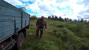 Работа в деревне с женой всегда быстрей идёт.  Уазик головастик в хозяйстве. Омск Москаленки.