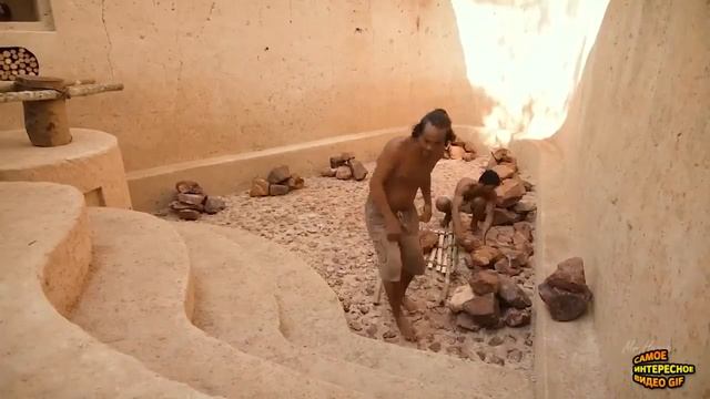 2 строителя с лопатой заменяют экскаватор | А вам слабо?