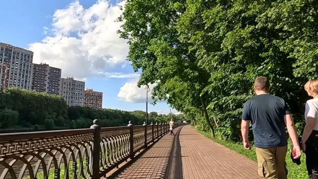 Купив полдома за гроши, врач с сынишкой уехали от мужа в глушь… А узнав о наследнике через стенку…