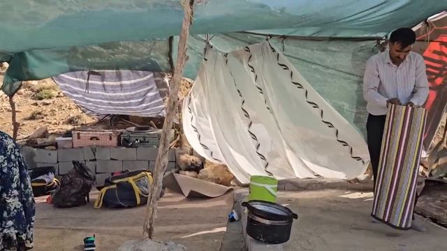 Farewell to their cottage: The kind man's family travels to the city for work смотреть онлайн