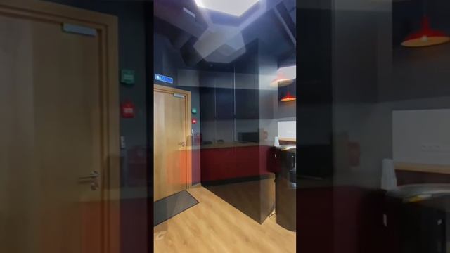 Обзор реализованного дизайн-проекта офиса. Дизайнер рассказывает и показывает! #офисныйстиль #офис