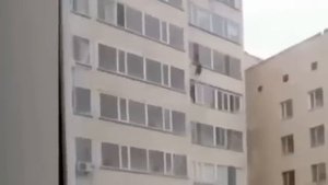 Мальчик Казах падал с 10 этажа но РУССКИЙ поймал его руками!!! ВЕСЬ КАЗАХСТАН НА НЕРВАХ